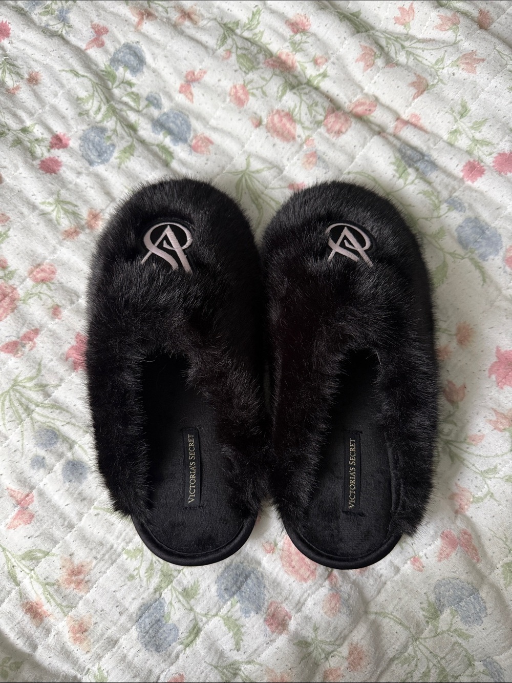 Victoria's Secret Black Faux Fur Logo Slip-On Slippers size small